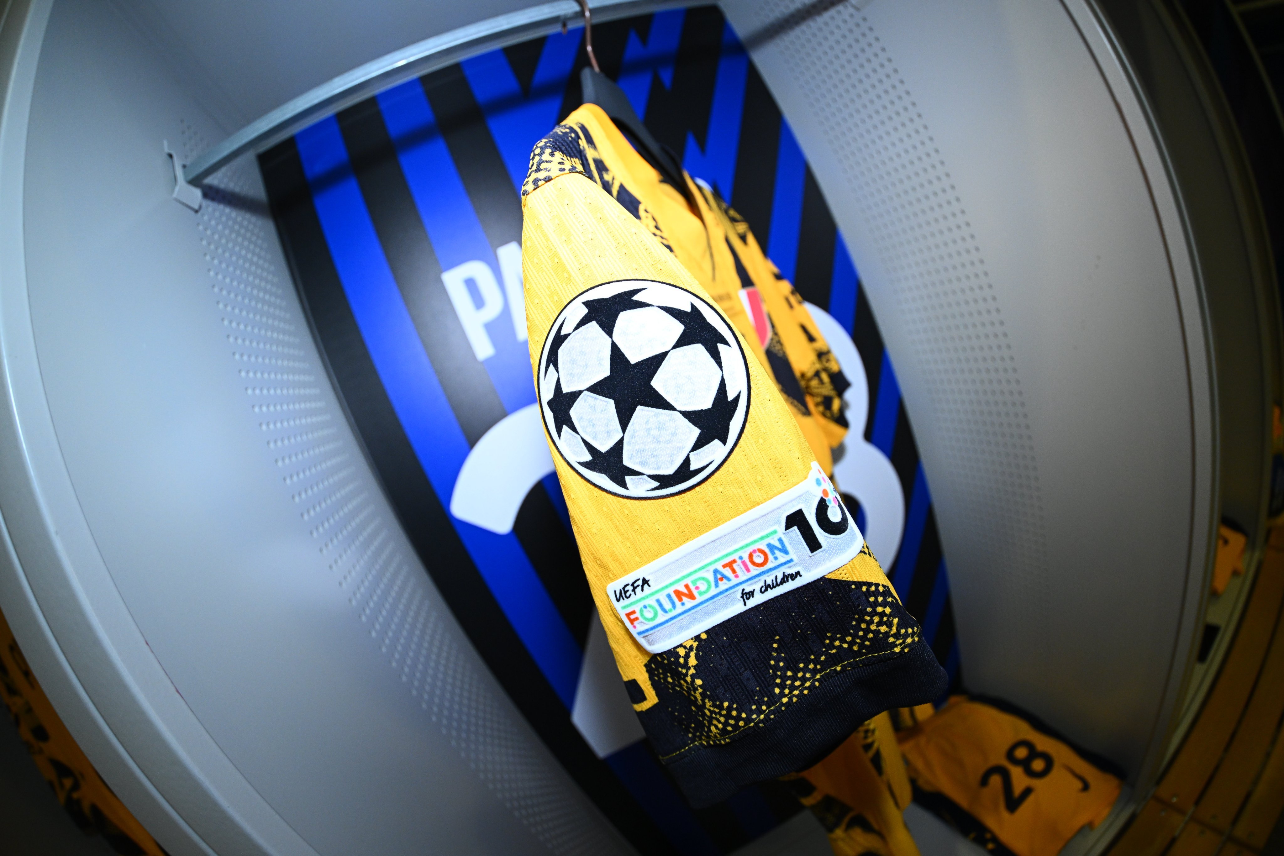 拜仁慕尼黑训练开放日，国际比赛日门线救险引欢呼，欧联在即，更衣室氛围转暖的简单介绍-ewc官网平台